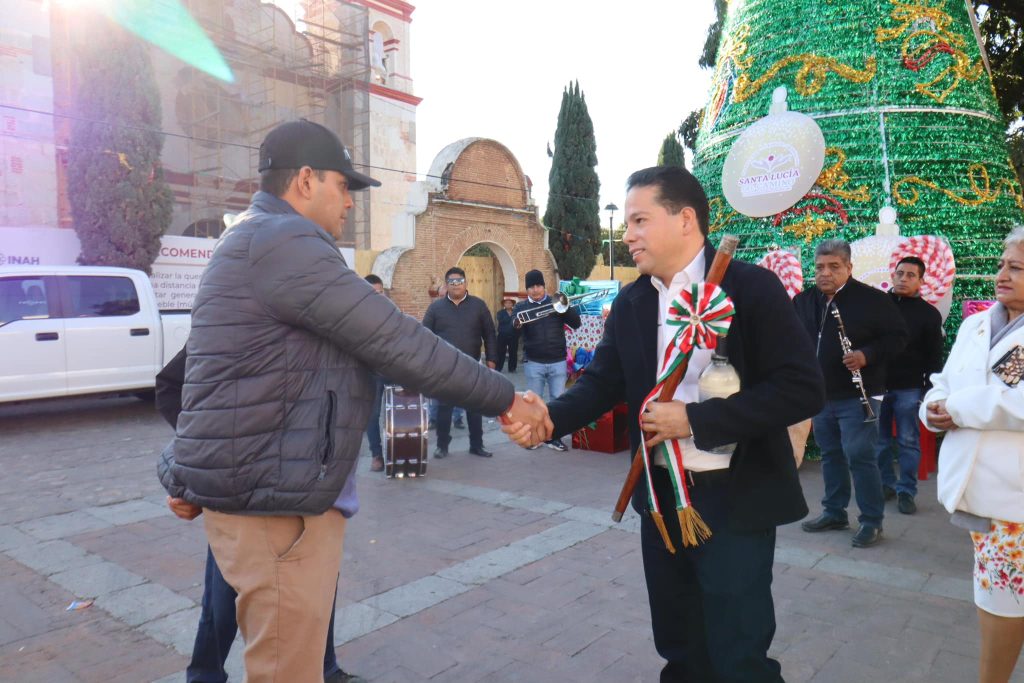 Siguiendo Nuestras Tradiciones Religiosas En Santa Luc A Del Camino