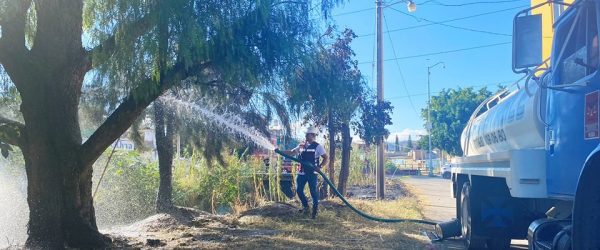 Sofocan un incendio en el bordo del río en calzada de la República, en la colonia Felipe Carrillo Puerto