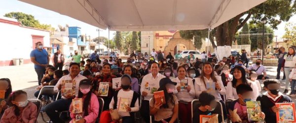 El Presidente Municipal Juan Carlos García Márquez y la secretaria de SEBIENTI Laura Estrada realizaron una actividad para propiciar la lectura en Santa Lucía del Camino.