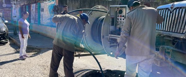 La Dirección de Agua Potable y Alcantarillado y el equipo de SAPAO desalzolvaron la red de drenaje con equipo Gapvax en la calle Casuarinas de la col. Bosque Sur.