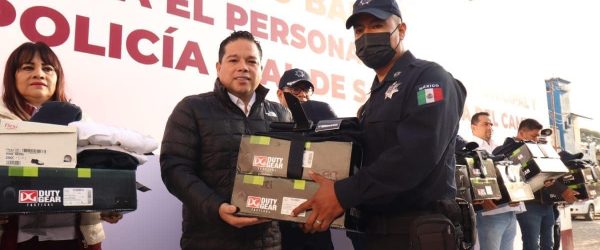 El Presidente Municipal Juan Carlos García Márquez hizo entrega de uniformes, equipo balístico y táctico para fortalecer a la Policía Municipal.