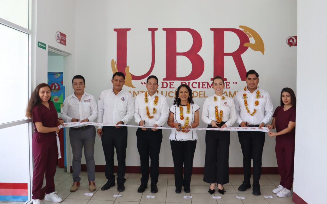 El Presidente Municipal Juan Carlos García Márquez recibió con mucho gusto a la Presidenta Honoraria del DIF Estatal Oaxaca, la Sra. Irma Bolaños, quien nos entregó equipo sofisticado para la Unidad Básica de Rehabilitación UBR de Santa Lucía del Camino.