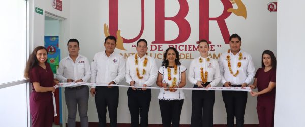 El Presidente Municipal Juan Carlos García Márquez recibió con mucho gusto a la Presidenta Honoraria del DIF Estatal Oaxaca, la Sra. Irma Bolaños, quien nos entregó equipo sofisticado para la Unidad Básica de Rehabilitación UBR de Santa Lucía del Camino.